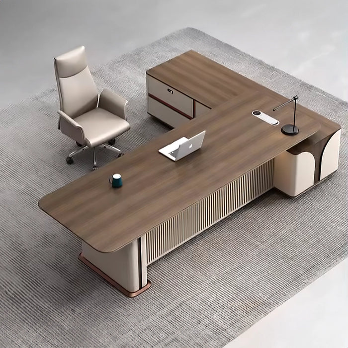 [多种尺寸] Arcadia 一体式棕色和米色行政 L 形家庭办公桌，配有抽屉和储物空间、电缆管理以及桌面上的无线充电 + 充电端口